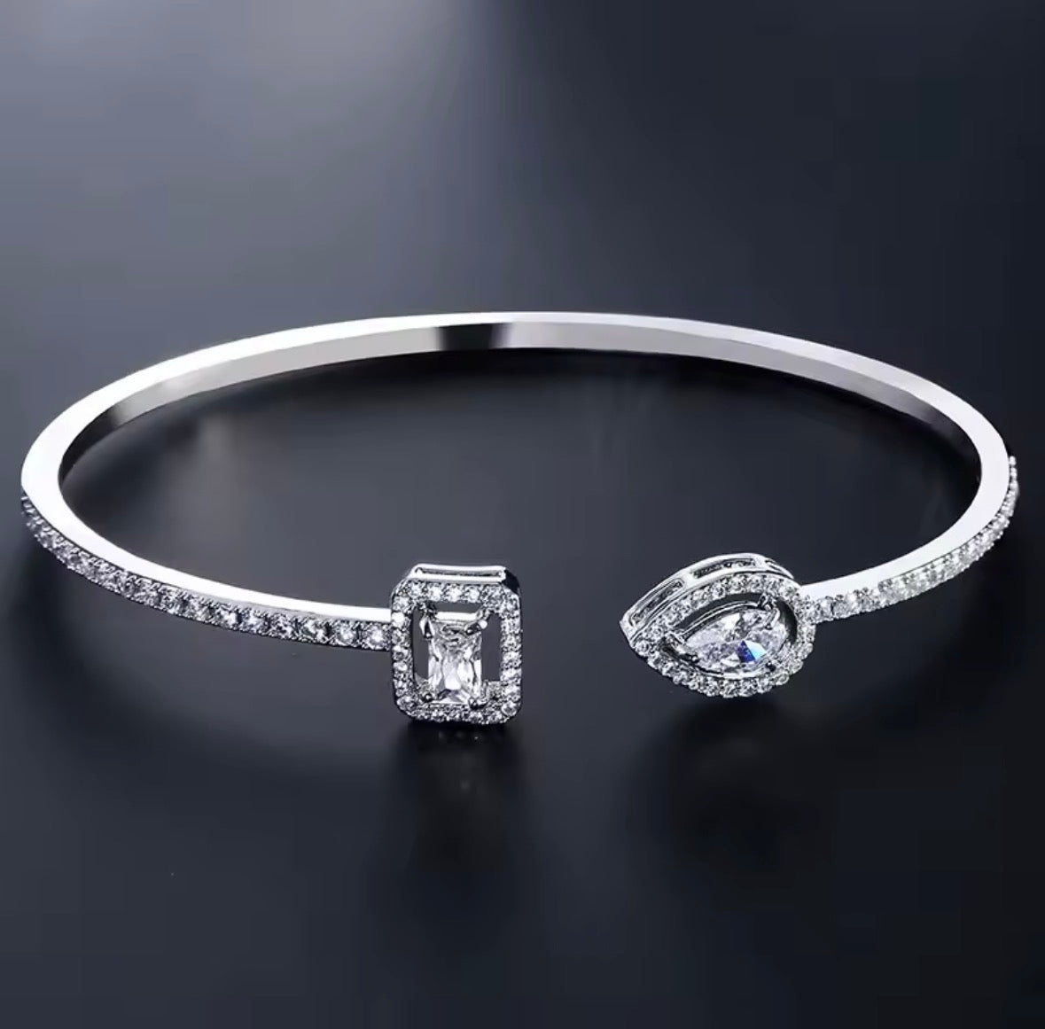 Eleganter Damen Armreif Gold mit Kristallen – Luxus Schmuck