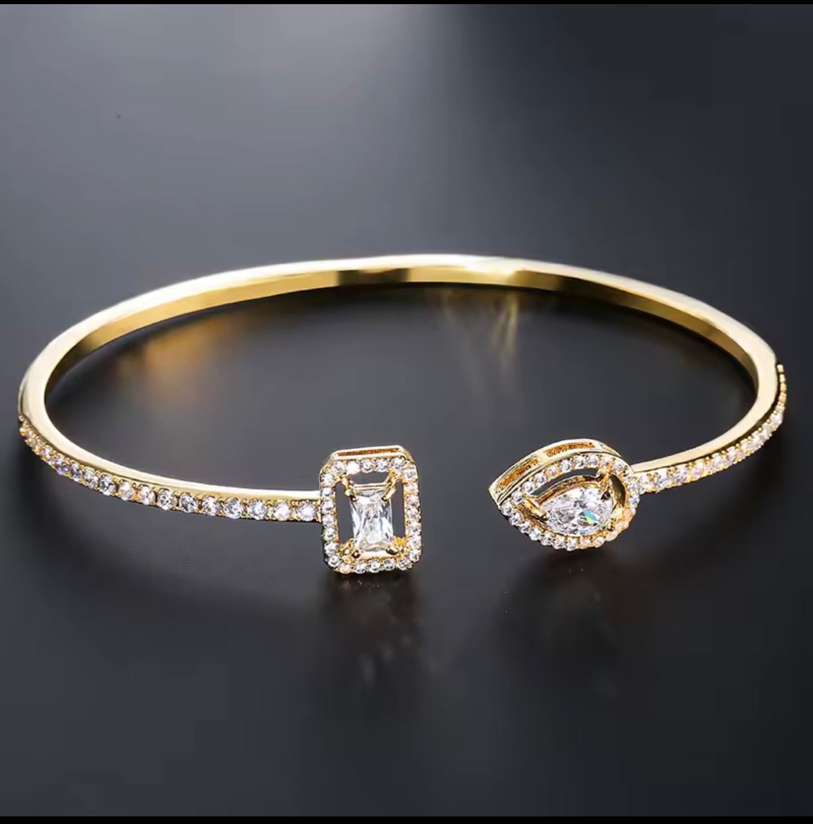 Eleganter Damen Armreif Gold mit Kristallen – Luxus Schmuck